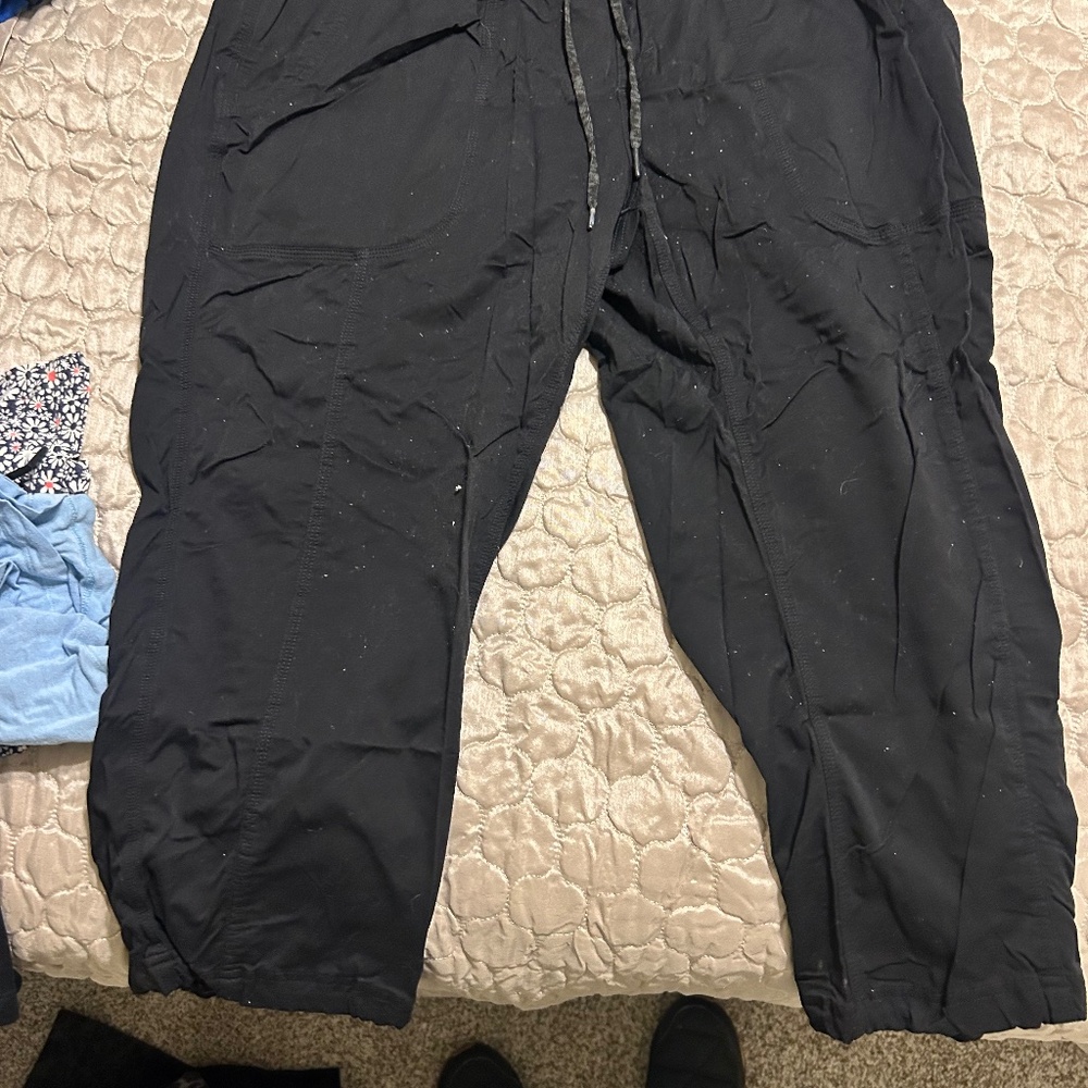 XL black North face capris with pilling - Picture 2 of 2
